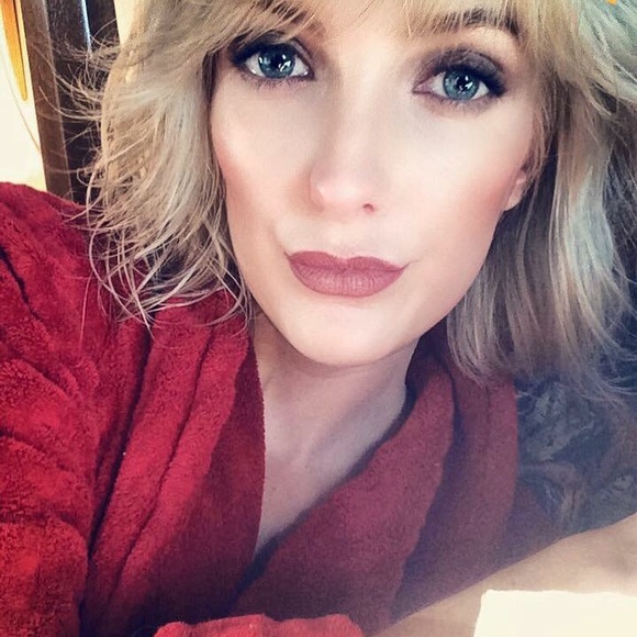 Meet your Posher, Meredith ✨ - Picture 1 of 8